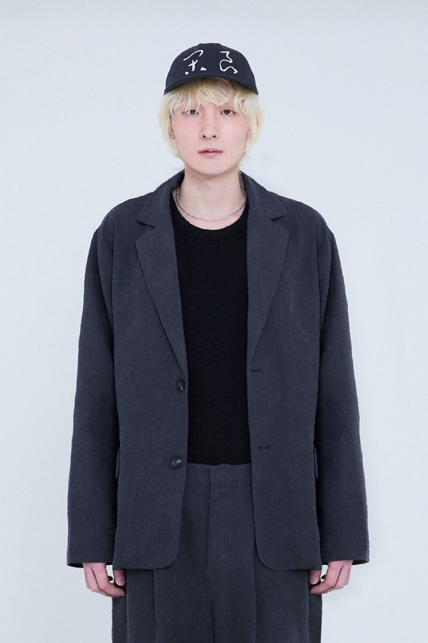 라미 린넨 헤이지 재킷_워시드 블랙은 남녀 모두 착용 가능한 여름용 재킷입니다. 얇은 두께감의 라미, 린넨, 면 혼방 소재로 제작되어 통기성이 우수하며, 자연스러운 촉감을 선사합니다. 바이오 워싱 가공을 통해 빈티지 페이드 효과를 더했으며, 레귤러 기장의 테일러드 코트 스타일로 클래식하고 미니멀한 무드를 연출합니다. 

워시드 블랙 컬러의 무지 디자인으로, 버튼 여밈 방식의 긴 소매 재킷입니다. 데이트룩, 비즈니스 캐주얼 등 다양한 TPO에 활용 가능하며, 포멀 및 플로우 핏을 제공합니다. 간절기에는 셔츠나 티셔츠와 함께, 여름에는 단독으로 착용하여 시원하고 세련된 스타일을 완성해보세요.
