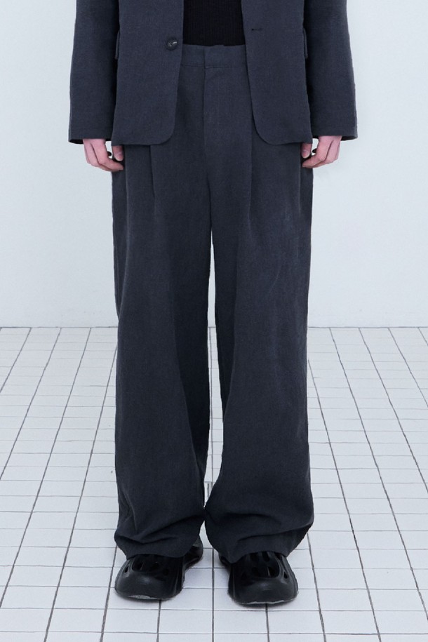 라미 린넨 와이드 테이퍼드 팬츠_워시드 블랙은 남성용 바지로, 봄, 여름에 착용하기 좋습니다. 미니멀, 스트릿 스타일을 추구하는 분들께 적합하며, 일상, 동네 마실, 여행, 휴가 등 다양한 상황에 활용할 수 있습니다. 워시드 가공된 블랙 컬러의 린넨, 면 혼방 소재(메인 90% 라미, 10% 면)로 제작되어 편안한 착용감과 활동성을 제공합니다. 릴렉스핏 와이드 테이퍼드 핏으로, 100% 폴리에스터 안감이 적용되었으며, 긴 기장감으로 스타일리시함을 더했습니다.
