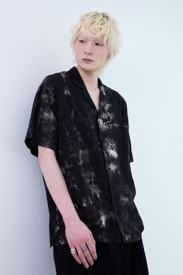 블리드 타이다이 오픈카라 셔츠_블랙은 시원하고 스타일리시한 여름을 위한 남성용 셔츠입니다. 레이온과 린넨 혼방 소재로 제작되어 부드러운 촉감과 뛰어난 통기성을 자랑하며, 리조트룩, 휴가룩, 여름 바캉스룩 연출에 제격입니다. 캐주얼, 리조트, 에스닉 스타일을 아우르는 디자인으로, 타이다이 염색 공법을 통해 자연스러운 컬러 블리딩 효과를 더했습니다. 레귤러핏에 반소매 기장, 오픈카라 디자인으로 편안함과 세련된 분위기를 동시에 느낄 수 있습니다.

*   **소재:** 레이온, 린넨
*   **색상:** 블랙
*   **계절:** 여름
*   **스타일:** 캐주얼, 리조트
*   **특징:** 타이다이 염색, 얇은 두께, 부드러운 촉감
*   **세탁:** 첫 세탁 시 단독 찬물 세탁 권장
