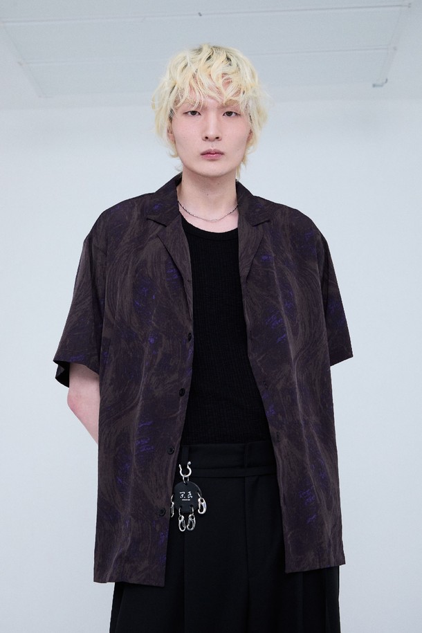 플레임 블러 오픈카라 셔츠_다크퍼플은 동양적인 패턴의 블러 프린트가 돋보이는 캐주얼 셔츠입니다. 얇고 가벼운 폴리에스테르 소재로 제작되어 시원하고, 구김이 적어 관리가 용이하며 속건 기능까지 갖췄습니다. 레귤러핏에 반소매 기장, 오픈카라 디자인으로 편안하게 착용 가능하며, 다크퍼플, 블랙, 브라운 세 가지 색상으로 출시되었습니다. 
