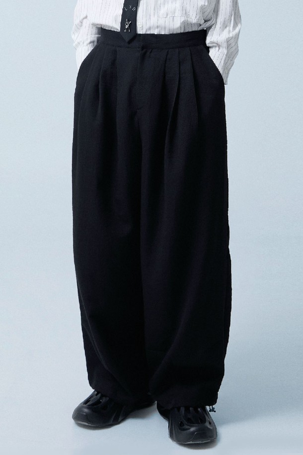 드래프트 스트링 와이드 팬츠_블랙은 레이온, 폴리에스테르, 나일론 혼방 소재로 제작되어 부드러운 촉감을 선사합니다. 여름철에 적합한 얇은 두께감과 루즈핏으로 편안하게 착용 가능하며, 허리 드로우스트링과 밑단 스트링으로 핏 조절이 용이합니다. 무지 디자인에 다트 디테일과 입체적인 실루엣을 더해 캐주얼하면서도 모던한 스타일을 연출합니다. 동네 마실룩, 집콕룩, 여행룩 등 다양한 TPO에 맞춰 미니멀, 시티보이 스타일을 완성해보세요. 블랙과 네이비 두 가지 컬러로 출시되었습니다.
