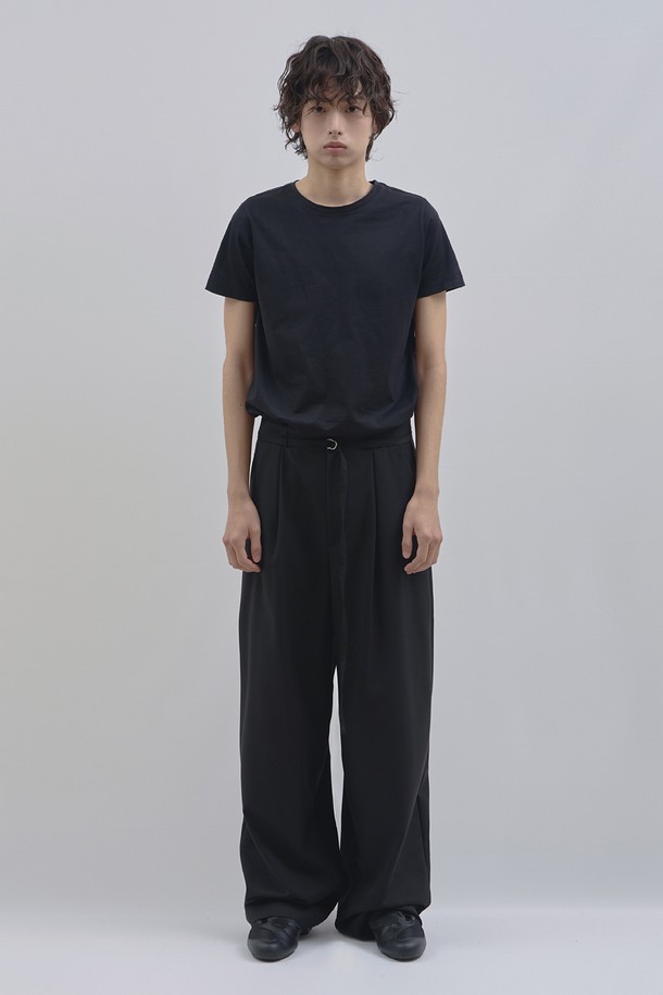 벨티드 테이퍼드 와이드 팬츠_블랙은 포멀한 스타일을 위한 여성 바지입니다. 부드러운 촉감의 폴리에스터와 레이온 혼방 소재로 제작되었으며, 봄, 여름, 가을 시즌에 착용하기 좋습니다. 3cm 폭의 벨트와 이중 벨트고리 디테일이 특징이며, 와이드 핏에서 밑단으로 자연스럽게 좁아지는 테이퍼드 라인으로 세련된 실루엣을 연출합니다. 오피스룩, 비즈니스 캐주얼, 회의룩 등 다양한 TPO에 활용 가능하며, 클래식, 미니멀, 시크 스타일을 선호하는 고객에게 적합합니다.
