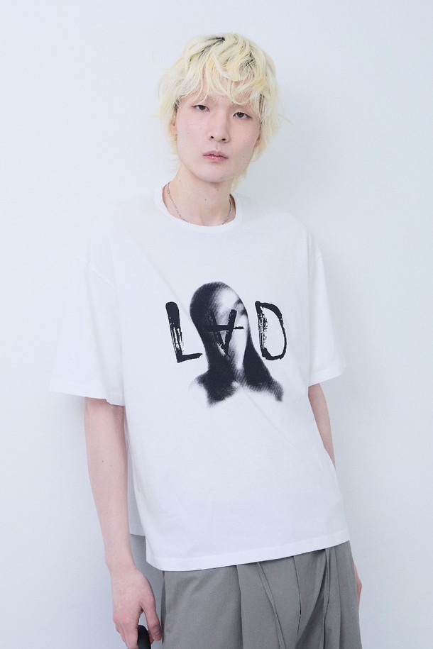 리버스A 그래픽 오버핏 티셔츠는 부드러운 촉감의 실켓 가공 면 소재로 제작되어 편안한 착용감을 선사합니다. 봄, 여름 시즌에 적합하며, 남녀 모두 착용 가능한 디자인입니다. 라운드넥에 반소매 기장으로, 미니멀하면서도 스트릿 무드를 연출합니다. 전면에 흐릿한 여성 그래픽 프린트와 뒤집힌 A자 타이포그래피가 포인트로 들어가 유니크함을 더합니다. 동네 마실룩, 카페룩 등 캐주얼한 스타일에 활용하기 좋습니다.
