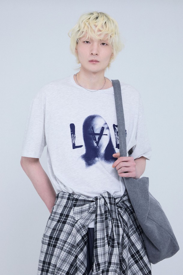 리버스A 그래픽 오버핏 티셔츠_멜란지는 부드러운 촉감의 면 소재로 제작되어 편안한 착용감을 선사합니다. 얇은 두께감으로 봄, 여름 시즌에 시원하게 입을 수 있으며, 멜란지, 블랙, 화이트 세 가지 색상으로 만나볼 수 있습니다. 스트릿과 미니멀 무드를 동시에 느낄 수 있는 디자인으로, 흐릿한 여성 그래픽 프린트와 뒤집힌 A자 붓글씨 타이포가 특징입니다. 라운드넥에 오버핏으로 제작되어 편안한 착용감을 제공하며, 동네 마실룩이나 여행룩 등 다양한 TPO에 활용하기 좋습니다. 반소매 기장으로 캐주얼한 스타일을 연출하기에 용이합니다.
