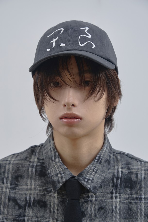 세련된 스타일을 완성해 줄 한량 타이포 볼캡_다크네이비입니다. 부드러운 면 소재로 제작되어 편안한 착용감을 선사하며, 봄, 여름, 가을 계절에 활용하기 좋습니다. 모자 깊이 12cm, 챙 넓이 7cm로 안정적인 핏을 제공하며, 바이오 워싱 가공으로 자연스러운 멋을 더했습니다. 앞면 캘리그래피 로고와 뒷면 세미서클 타이포그래피가 돋보이는 디자인으로, 캐주얼, 미니멀, 스트리트 스타일을 즐기는 분들께 추천합니다. 스트랩 조절 기능으로 사이즈 조절이 용이하여, 동네 마실룩이나 산책룩에 멋스럽게 매치할 수 있습니다.
