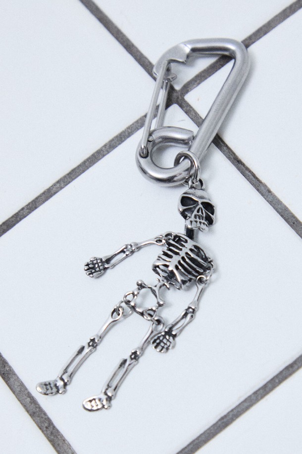 언더마이본즈 스켈레톤 카라비너 키링은 튼튼한 스테인리스 스틸 소재로 제작되어 내구성을 높였습니다. 해골 디자인과 카라비너 형태가 독특한 개성을 더하며, 키링으로도 활용 가능하여 실용성을 겸비합니다. 실버 컬러의 스켈레톤 패턴이 돋보이는 이 키링은 개성 있는 스타일을 선호하는 분들께 추천합니다.
