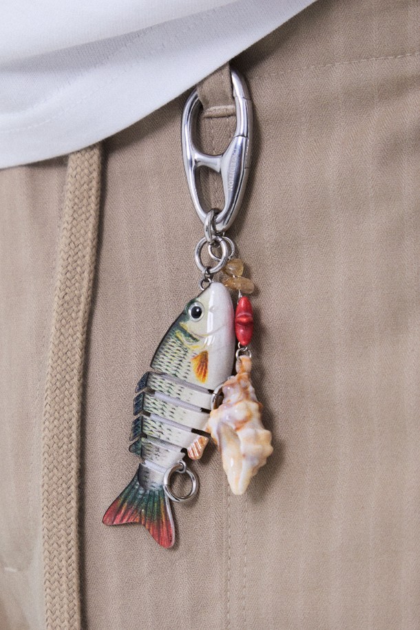 빈티지 피쉬 루어 오브제 카라비너 키링은 빈티지 피싱 루어를 활용한 독특한 디자인이 돋보이는 키링/백참입니다. 실버와 멀티컬러의 금속 소재로 제작되었으며, 물고기 비늘 디테일과 소라 장식, 천연석이 더해져 섬세한 멋을 자아냅니다. 카라비너 형태로 제작되어 일상에서 편리하게 사용 가능하며, 고프코어, 캐주얼 스타일은 물론 동네 마실룩, 여행룩, 산책룩 등 다양한 TPO에 매치하기 좋습니다. 빈티지한 감성과 독특한 디자인으로 개성 있는 스타일을 연출해보세요.
