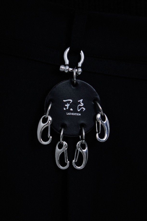 아카이브 레더 5구 카라비너 키링은 소가죽과 금속 소재로 제작된 공용 키링입니다. 블랙 컬러에 5개의 카라비너 고리가 있어 다양한 액세서리를 간편하게 연결할 수 있습니다. "한량" 캘리그라피 디자인이 돋보이며, 미니멀, 캐주얼, 클래식 스타일의 동네 마실룩에 잘 어울립니다. 사이즈 조절이 가능하여 사용자의 편의성을 높였습니다. 데일리 아이템으로 활용하기 좋은 실용적인 제품입니다.
