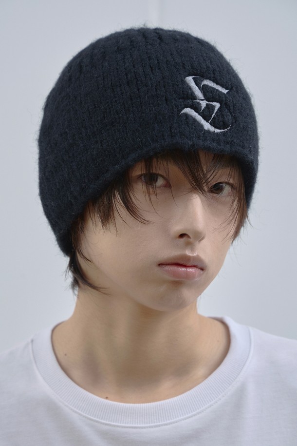 LAD(엘에이디) 레터 로고 니트 비니_블랙입니다. 부드러운 니트와 아크릴 혼방 소재로 제작되어 가을, 겨울철 따뜻하게 착용할 수 있습니다. 깊은 모자 깊이와 신축성 있는 디자인으로 편안한 착용감을 선사합니다. 깔끔한 블랙 컬러에 레터링 로고 포인트가 돋보이며, 캐주얼, 미니멀, 클래식 스타일의 출근룩과 모임룩에 활용하기 좋습니다. 두꺼운 두께감으로 보온성을 높였습니다.
