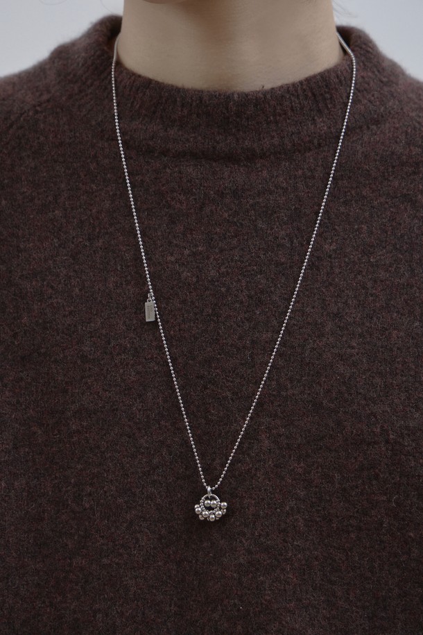 LAD 메탈 볼 오브젝트 네크리스는 미니멀한 스타일을 추구하는 여성들을 위한 네크리스입니다. 실버 메탈 소재로 제작되었으며, 심플한 디자인에 볼 펜던트가 포인트로 더해져 세련된 느낌을 선사합니다. 일반 체인 타입에 걸고리형 잠금 방식으로 착용이 편리하며, 모임룩에 매치하여 포인트를 더하기 좋습니다. 미니멀하면서도 클래식한 무드를 동시에 연출할 수 있어 데일리 액세서리로 활용하기 좋습니다.

