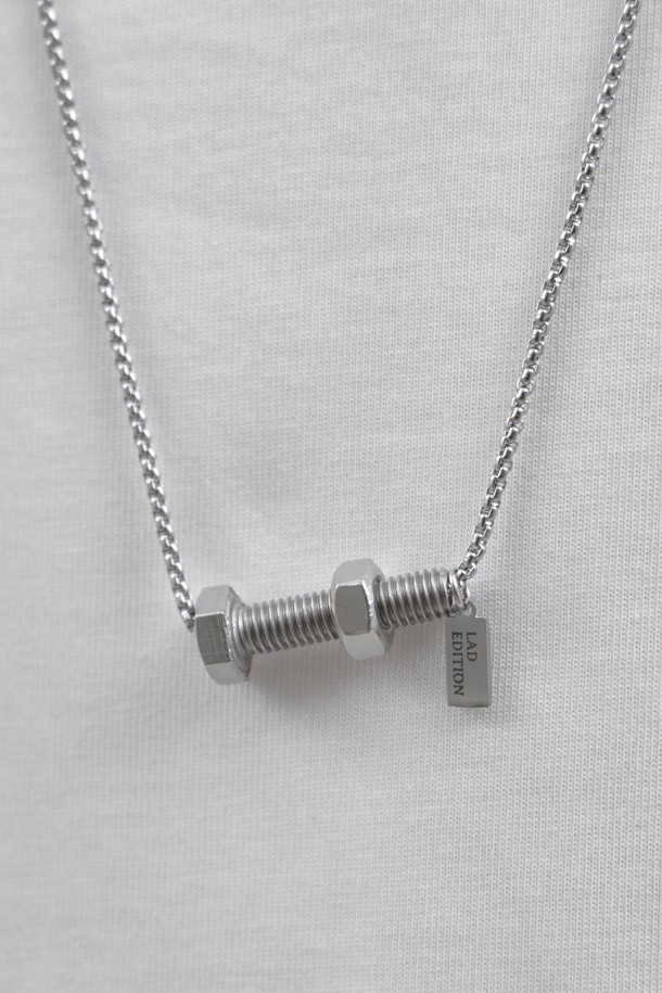 LAD 메탈 볼트 너트 네크리스는 미니멀하고 캐주얼한 스타일을 추구하는 분들을 위한 목걸이입니다. 실버 컬러의 메탈 소재로 제작되었으며, 볼트와 너트 디자인 장식이 특징입니다. 체인 스타일로 제작되어 데일리룩에 포인트 아이템으로 활용하기 좋습니다. 산업적인 감성을 담아 개성 있는 스타일을 연출할 수 있습니다. 남녀 구분 없이 착용 가능한 공용 제품입니다.

