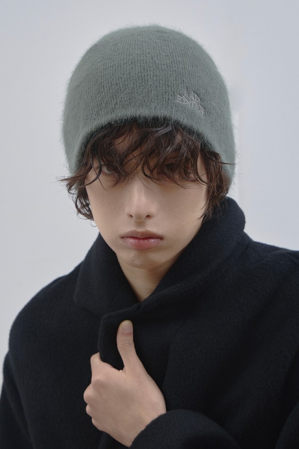 LAD 앙고라 로고 니트 비니_카키 그레이는 부드러운 앙고라 소재로 제작되어 가을과 겨울에 따뜻하게 착용할 수 있는 비니입니다. 일상, 출근룩, 모임룩 등 다양한 TPO에 활용 가능하며, 캐주얼, 클래식, 미니멀 스타일을 연출하기 좋습니다. 두꺼운 두께감과 일반 모자 깊이로 편안한 착용감을 선사하며, 카키 그레이 컬러에 로고 디자인이 포인트로 더해져 세련된 느낌을 줍니다.
