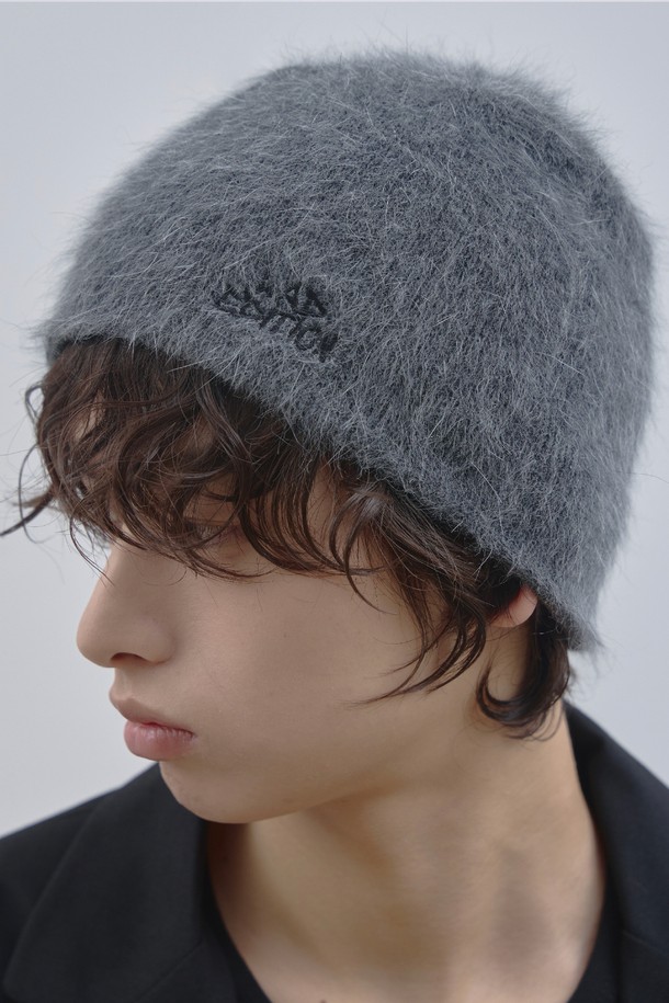 LAD(엘에이디) 앙고라 로고 니트 비니_차콜은 부드러운 촉감과 두꺼운 두께감으로 따뜻함을 선사하는 비니입니다. 앙고라 소재로 제작되어 포근하며, 깊은 모자 깊이로 안정감 있는 착용감을 제공합니다. 차콜 컬러에 로고 디자인이 더해져 캐주얼, 미니멀, 클래식 스타일 모두 소화 가능합니다. 가을, 겨울철 일상에서 스타일리시하게 활용하기 좋은 아이템입니다.
