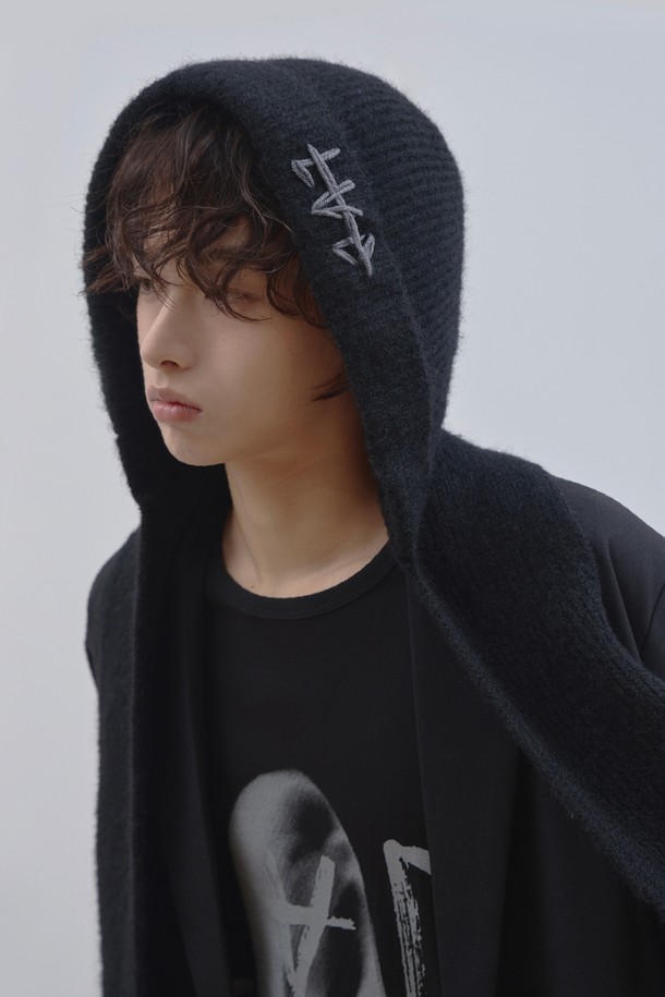 LAD(엘에이디) 울 니트 후드 머플러_블랙은 포근함과 스타일을 동시에 잡을 수 있는 후드 머플러입니다. 부드러운 울 소재와 두꺼운 두께감으로 가을, 겨울철 보온성을 높여주며, 깊은 모자 깊이로 얼굴 전체를 감싸 따뜻하게 유지해줍니다. 무지 디자인에 블랙 컬러로, 미니멀, 클래식, 캐주얼 등 다양한 스타일을 연출할 수 있어 출근룩에도 활용하기 좋습니다. 니트 소재 특유의 따뜻하고 포근한 느낌을 살려 데일리 아이템으로 활용해보세요.