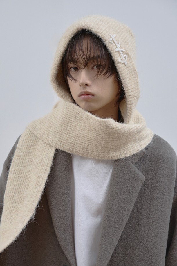 LAD(엘에이디) 울 니트 후드 머플러_아이보리는 캐주얼, 미니멀, 클래식 스타일을 아우르는 공용 후드 머플러입니다. 부드러운 촉감의 울 소재로 제작되어 가을, 겨울철 보온성을 높여주며, 깊은 모자 깊이로 포근함을 더합니다. 무지 디자인과 아이보리 컬러는 어떤 옷에도 잘 어울려 산책룩에 활용하기 좋습니다. 후드 일체형 디자인으로 실용성을 높인 이 머플러는 추운 날씨에도 따뜻하고 스타일리시하게 연출할 수 있습니다.
