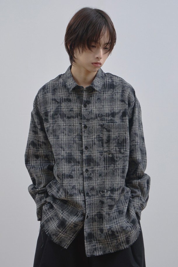 그레이 빈티지 워싱 오버핏 체크 셔츠_블랙은 남성 고객을 위한 캐주얼하고 빈티지한 스타일의 셔츠입니다. 봄, 가을에 입기 좋으며, 부드러운 면 소재로 제작되어 편안한 착용감을 선사합니다. 그레이와 블랙 컬러의 체크 패턴이 돋보이며, 레귤러 기장에 오버핏으로 디자인되어 트렌디한 핏을 연출합니다. 워싱 가공으로 빈티지한 느낌을 더했으며, 카라넥과 긴 소매가 특징입니다. 일상복으로 활용하기 좋은 아이템입니다.
