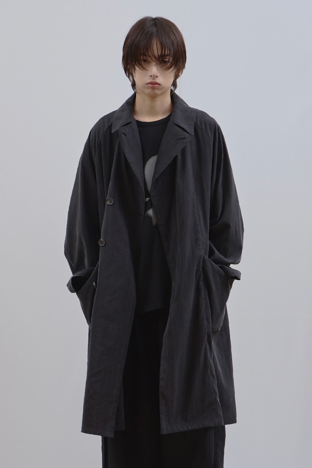 스웨이 워싱 블랙 루즈핏 트렌치코트는 미니멀하고 모던한 스타일을 추구하는 남녀 모두를 위한 아우터입니다. 부드러운 스웨이드 소재와 얇은 두께감으로 봄, 가을 간절기에 착용하기 좋으며, 워싱 가공으로 자연스러운 멋을 더했습니다. 롱 기장의 루즈핏 디자인은 편안한 착용감을 선사하며, 버튼 여밈 방식으로 클래식한 매력을 더했습니다. 출근룩, 데이트룩, 모임룩 등 다양한 TPO에 활용 가능하며, 미니멀, 클래식, 시크한 스타일을 연출하기 좋습니다.
