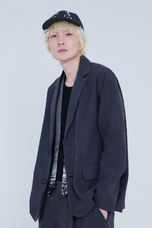 라미 린넨 헤이지 재킷_워시드 블랙은 남녀 모두 착용 가능한 여름용 재킷입니다. 얇은 두께감의 라미, 린넨, 면 혼방 소재로 제작되어 통기성이 우수하며, 자연스러운 촉감을 선사합니다. 바이오 워싱 가공을 통해 빈티지 페이드 효과를 더했으며, 레귤러 기장의 테일러드 코트 스타일로 클래식하고 미니멀한 무드를 연출합니다. 

워시드 블랙 컬러의 무지 디자인으로, 버튼 여밈 방식의 긴 소매 재킷입니다. 데이트룩, 비즈니스 캐주얼 등 다양한 TPO에 활용 가능하며, 포멀 및 플로우 핏을 제공합니다. 간절기에는 셔츠나 티셔츠와 함께, 여름에는 단독으로 착용하여 시원하고 세련된 스타일을 완성해보세요.
