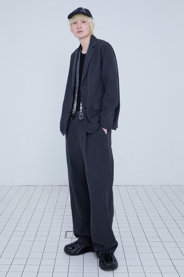 라미 린넨 와이드 테이퍼드 팬츠_워시드 블랙은 남성용 바지로, 봄, 여름에 착용하기 좋습니다. 미니멀, 스트릿 스타일을 추구하는 분들께 적합하며, 일상, 동네 마실, 여행, 휴가 등 다양한 상황에 활용할 수 있습니다. 워시드 가공된 블랙 컬러의 린넨, 면 혼방 소재(메인 90% 라미, 10% 면)로 제작되어 편안한 착용감과 활동성을 제공합니다. 릴렉스핏 와이드 테이퍼드 핏으로, 100% 폴리에스터 안감이 적용되었으며, 긴 기장감으로 스타일리시함을 더했습니다.
