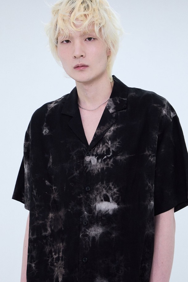 블리드 타이다이 오픈카라 셔츠_블랙은 시원하고 스타일리시한 여름을 위한 남성용 셔츠입니다. 레이온과 린넨 혼방 소재로 제작되어 부드러운 촉감과 뛰어난 통기성을 자랑하며, 리조트룩, 휴가룩, 여름 바캉스룩 연출에 제격입니다. 캐주얼, 리조트, 에스닉 스타일을 아우르는 디자인으로, 타이다이 염색 공법을 통해 자연스러운 컬러 블리딩 효과를 더했습니다. 레귤러핏에 반소매 기장, 오픈카라 디자인으로 편안함과 세련된 분위기를 동시에 느낄 수 있습니다.

*   **소재:** 레이온, 린넨
*   **색상:** 블랙
*   **계절:** 여름
*   **스타일:** 캐주얼, 리조트
*   **특징:** 타이다이 염색, 얇은 두께, 부드러운 촉감
*   **세탁:** 첫 세탁 시 단독 찬물 세탁 권장
