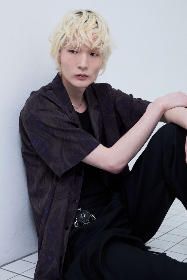 플레임 블러 오픈카라 셔츠_다크퍼플은 동양적인 패턴의 블러 프린트가 돋보이는 캐주얼 셔츠입니다. 얇고 가벼운 폴리에스테르 소재로 제작되어 시원하고, 구김이 적어 관리가 용이하며 속건 기능까지 갖췄습니다. 레귤러핏에 반소매 기장, 오픈카라 디자인으로 편안하게 착용 가능하며, 다크퍼플, 블랙, 브라운 세 가지 색상으로 출시되었습니다. 
