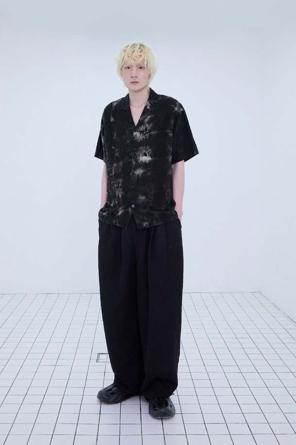 드래프트 스트링 와이드 팬츠_블랙은 레이온, 폴리에스테르, 나일론 혼방 소재로 제작되어 부드러운 촉감을 선사합니다. 여름철에 적합한 얇은 두께감과 루즈핏으로 편안하게 착용 가능하며, 허리 드로우스트링과 밑단 스트링으로 핏 조절이 용이합니다. 무지 디자인에 다트 디테일과 입체적인 실루엣을 더해 캐주얼하면서도 모던한 스타일을 연출합니다. 동네 마실룩, 집콕룩, 여행룩 등 다양한 TPO에 맞춰 미니멀, 시티보이 스타일을 완성해보세요. 블랙과 네이비 두 가지 컬러로 출시되었습니다.
