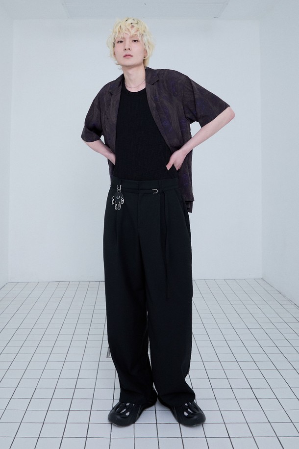 벨티드 테이퍼드 와이드 팬츠_블랙은 포멀한 스타일을 위한 여성 바지입니다. 부드러운 촉감의 폴리에스터와 레이온 혼방 소재로 제작되었으며, 봄, 여름, 가을 시즌에 착용하기 좋습니다. 3cm 폭의 벨트와 이중 벨트고리 디테일이 특징이며, 와이드 핏에서 밑단으로 자연스럽게 좁아지는 테이퍼드 라인으로 세련된 실루엣을 연출합니다. 오피스룩, 비즈니스 캐주얼, 회의룩 등 다양한 TPO에 활용 가능하며, 클래식, 미니멀, 시크 스타일을 선호하는 고객에게 적합합니다.
