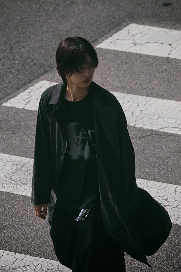 리버스A 그래픽 오버핏 티셔츠_블랙은 남녀 모두 착용 가능한 디자인으로, 스트릿 및 미니멀 스타일을 즐기는 분들께 제격입니다. 부드러운 면 소재로 제작되어 편안한 착용감을 선사하며, 봄, 여름 시즌에 시원하게 입을 수 있습니다. 블랙 컬러 바탕에 흐릿한 여성 그래픽 프린트와 반전된 'A' 브러쉬 레터링 타이포그래피가 돋보이는 제품입니다. 오버핏 실루엣으로 활동성을 높였으며, 데이트룩, 쇼핑룩 등 다양한 TPO에 활용하기 좋습니다. 라운드넥, 반소매 디자인의 레귤러 기장 티셔츠입니다.
