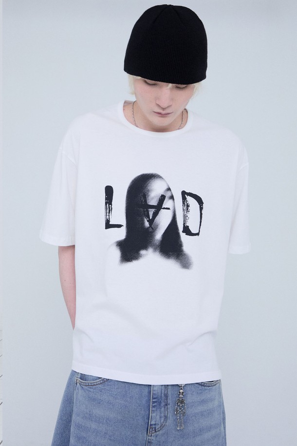 리버스A 그래픽 오버핏 티셔츠는 부드러운 촉감의 실켓 가공 면 소재로 제작되어 편안한 착용감을 선사합니다. 봄, 여름 시즌에 적합하며, 남녀 모두 착용 가능한 디자인입니다. 라운드넥에 반소매 기장으로, 미니멀하면서도 스트릿 무드를 연출합니다. 전면에 흐릿한 여성 그래픽 프린트와 뒤집힌 A자 타이포그래피가 포인트로 들어가 유니크함을 더합니다. 동네 마실룩, 카페룩 등 캐주얼한 스타일에 활용하기 좋습니다.
