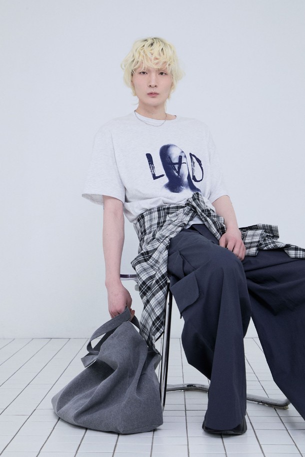 리버스A 그래픽 오버핏 티셔츠_멜란지는 부드러운 촉감의 면 소재로 제작되어 편안한 착용감을 선사합니다. 얇은 두께감으로 봄, 여름 시즌에 시원하게 입을 수 있으며, 멜란지, 블랙, 화이트 세 가지 색상으로 만나볼 수 있습니다. 스트릿과 미니멀 무드를 동시에 느낄 수 있는 디자인으로, 흐릿한 여성 그래픽 프린트와 뒤집힌 A자 붓글씨 타이포가 특징입니다. 라운드넥에 오버핏으로 제작되어 편안한 착용감을 제공하며, 동네 마실룩이나 여행룩 등 다양한 TPO에 활용하기 좋습니다. 반소매 기장으로 캐주얼한 스타일을 연출하기에 용이합니다.
