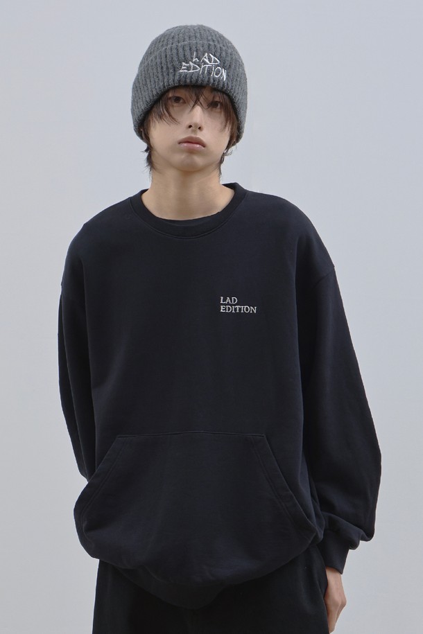 다크 그레이 컬러 바탕에 아이보리 폰트 로고 자수 포인트가 돋보이는 로고 니트 비니입니다. 부드러운 니트 소재로 제작되어 가을, 겨울 시즌 따뜻하고 편안하게 착용할 수 있습니다. 일상복, 출근룩, 모임룩 등 다양한 TPO에 캐주얼, 클래식, 미니멀 스타일로 연출하기 좋습니다. 일반적인 모자 깊이와 두꺼운 두께감으로 보온성을 높였으며, 로고 자수가 디자인의 포인트가 됩니다. 남녀 공용으로 착용 가능하며, 어떤 스타일에도 쉽게 매치할 수 있는 실용적인 아이템입니다.
