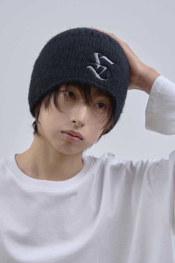 LAD(엘에이디) 레터 로고 니트 비니_블랙입니다. 부드러운 니트와 아크릴 혼방 소재로 제작되어 가을, 겨울철 따뜻하게 착용할 수 있습니다. 깊은 모자 깊이와 신축성 있는 디자인으로 편안한 착용감을 선사합니다. 깔끔한 블랙 컬러에 레터링 로고 포인트가 돋보이며, 캐주얼, 미니멀, 클래식 스타일의 출근룩과 모임룩에 활용하기 좋습니다. 두꺼운 두께감으로 보온성을 높였습니다.
