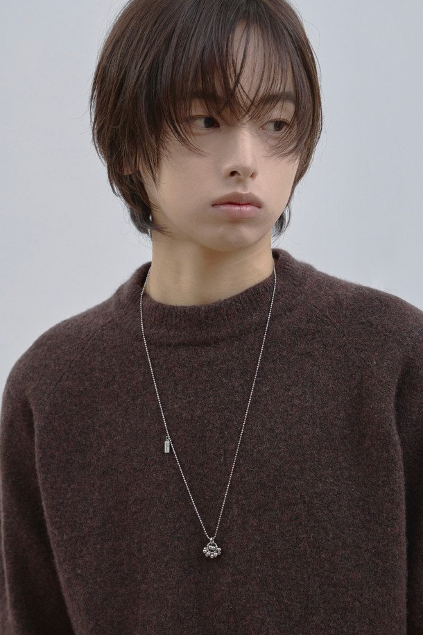 LAD 메탈 볼 오브젝트 네크리스는 미니멀한 스타일을 추구하는 여성들을 위한 네크리스입니다. 실버 메탈 소재로 제작되었으며, 심플한 디자인에 볼 펜던트가 포인트로 더해져 세련된 느낌을 선사합니다. 일반 체인 타입에 걸고리형 잠금 방식으로 착용이 편리하며, 모임룩에 매치하여 포인트를 더하기 좋습니다. 미니멀하면서도 클래식한 무드를 동시에 연출할 수 있어 데일리 액세서리로 활용하기 좋습니다.
