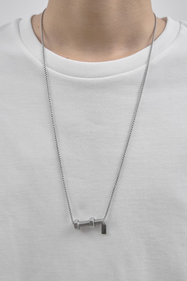 LAD 메탈 볼트 너트 네크리스는 미니멀하고 캐주얼한 스타일을 추구하는 분들을 위한 목걸이입니다. 실버 컬러의 메탈 소재로 제작되었으며, 볼트와 너트 디자인 장식이 특징입니다. 체인 스타일로 제작되어 데일리룩에 포인트 아이템으로 활용하기 좋습니다. 산업적인 감성을 담아 개성 있는 스타일을 연출할 수 있습니다. 남녀 구분 없이 착용 가능한 공용 제품입니다.
