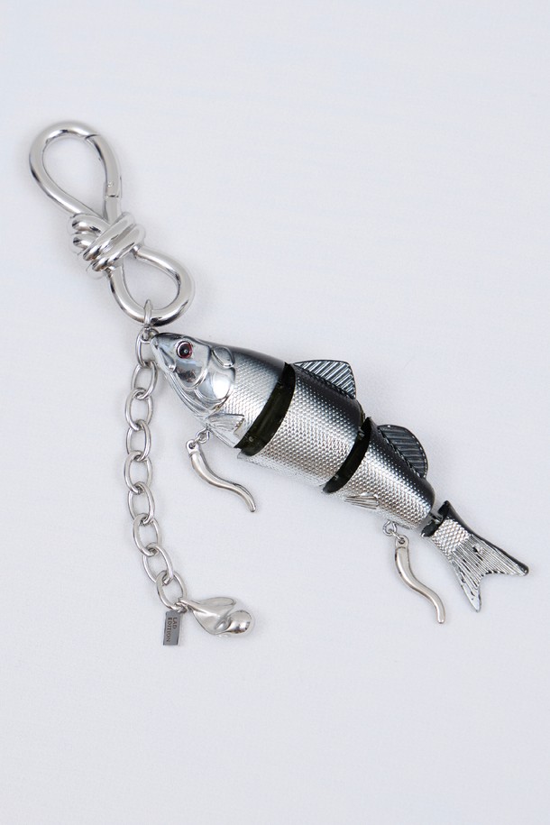 LAD 메탈 루어 피쉬 키링은 낚시 모티프 디자인과 메탈릭한 광택이 돋보이는 열쇠고리입니다. 물고기 모양의 참 장식이 달려 있으며, 캐주얼, 미니멀, 레트로 스타일을 좋아하는 분들께 추천합니다. 여행, 산책, 휴가 등 다양한 TPO에 활용 가능하며, 어떤 룩에도 포인트를 더할 수 있습니다. 실버 컬러의 메탈 소재로 제작되어 튼튼하고 오래 사용할 수 있습니다. 소중한 열쇠를 안전하게 보관하고 개성까지 살릴 수 있는 아이템입니다.
