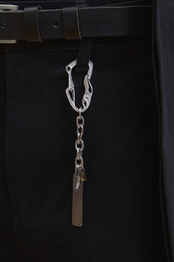 LAD(엘에이디) 메탈 키링 - 룰러 오브젝트는 메탈 소재로 제작된 공용 키링입니다. 실버 컬러의 심플한 디자인으로, 룰러 오브젝트 장식이 특징입니다. 열쇠고리 기능으로 일상생활에서 유용하게 사용 가능하며, 미니멀하고 클래식한 스타일을 연출합니다. 메탈 소재 특유의 견고함과 룰러 오브젝트의 독특한 디자인이 만나 개성 있는 포인트를 더합니다.
