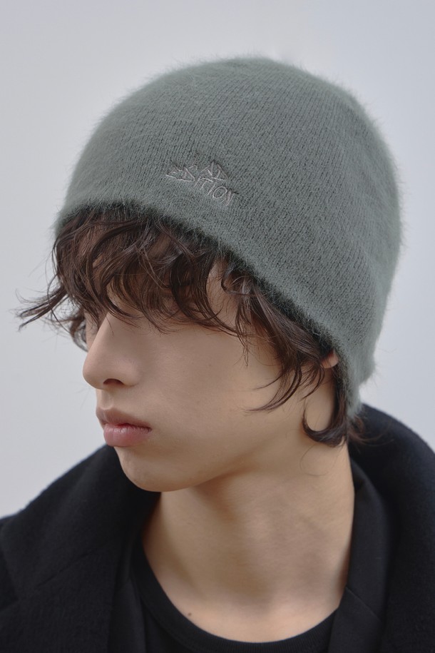 LAD 앙고라 로고 니트 비니_카키 그레이는 부드러운 앙고라 소재로 제작되어 가을과 겨울에 따뜻하게 착용할 수 있는 비니입니다. 일상, 출근룩, 모임룩 등 다양한 TPO에 활용 가능하며, 캐주얼, 클래식, 미니멀 스타일을 연출하기 좋습니다. 두꺼운 두께감과 일반 모자 깊이로 편안한 착용감을 선사하며, 카키 그레이 컬러에 로고 디자인이 포인트로 더해져 세련된 느낌을 줍니다.
