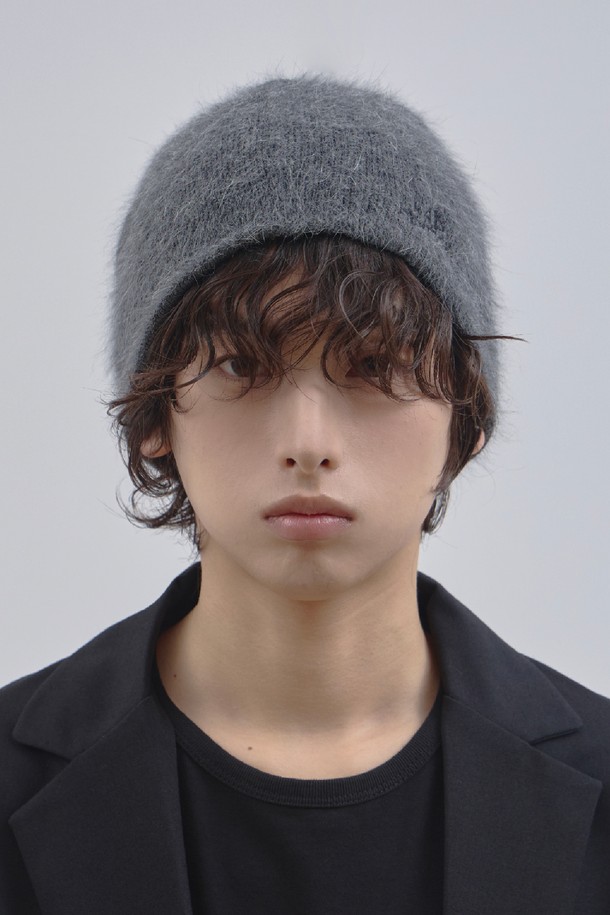 LAD(엘에이디) 앙고라 로고 니트 비니_차콜은 부드러운 촉감과 두꺼운 두께감으로 따뜻함을 선사하는 비니입니다. 앙고라 소재로 제작되어 포근하며, 깊은 모자 깊이로 안정감 있는 착용감을 제공합니다. 차콜 컬러에 로고 디자인이 더해져 캐주얼, 미니멀, 클래식 스타일 모두 소화 가능합니다. 가을, 겨울철 일상에서 스타일리시하게 활용하기 좋은 아이템입니다.
