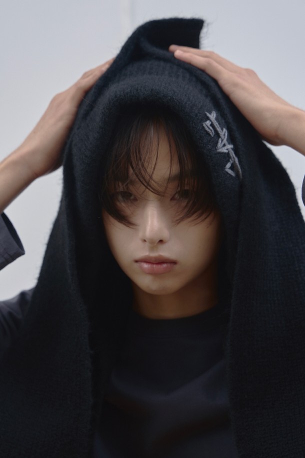 LAD(엘에이디) 울 니트 후드 머플러_블랙은 포근함과 스타일을 동시에 잡을 수 있는 후드 머플러입니다. 부드러운 울 소재와 두꺼운 두께감으로 가을, 겨울철 보온성을 높여주며, 깊은 모자 깊이로 얼굴 전체를 감싸 따뜻하게 유지해줍니다. 무지 디자인에 블랙 컬러로, 미니멀, 클래식, 캐주얼 등 다양한 스타일을 연출할 수 있어 출근룩에도 활용하기 좋습니다. 니트 소재 특유의 따뜻하고 포근한 느낌을 살려 데일리 아이템으로 활용해보세요.