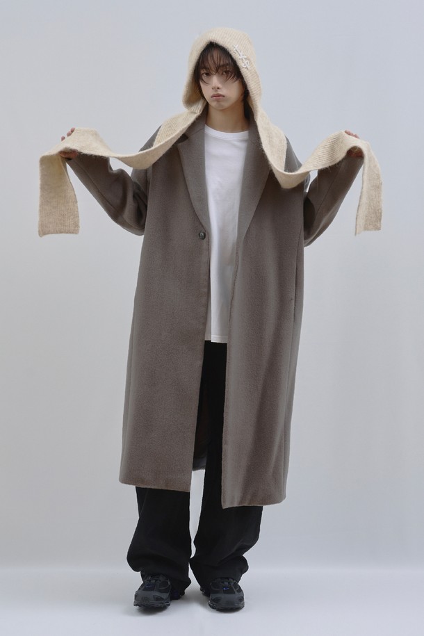 LAD(엘에이디) 울 니트 후드 머플러_아이보리는 캐주얼, 미니멀, 클래식 스타일을 아우르는 공용 후드 머플러입니다. 부드러운 촉감의 울 소재로 제작되어 가을, 겨울철 보온성을 높여주며, 깊은 모자 깊이로 포근함을 더합니다. 무지 디자인과 아이보리 컬러는 어떤 옷에도 잘 어울려 산책룩에 활용하기 좋습니다. 후드 일체형 디자인으로 실용성을 높인 이 머플러는 추운 날씨에도 따뜻하고 스타일리시하게 연출할 수 있습니다.
