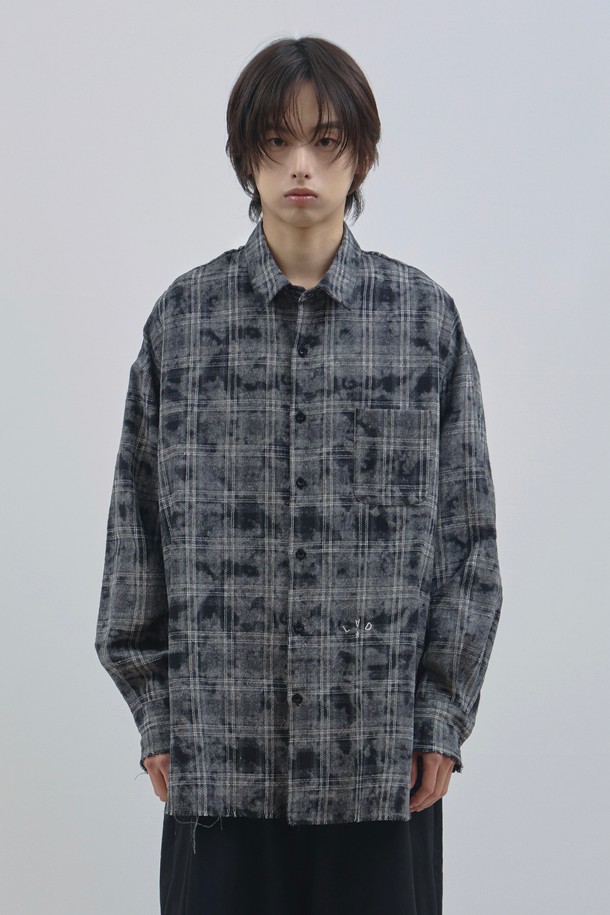 그레이 빈티지 워싱 오버핏 체크 셔츠_블랙은 남성 고객을 위한 캐주얼하고 빈티지한 스타일의 셔츠입니다. 봄, 가을에 입기 좋으며, 부드러운 면 소재로 제작되어 편안한 착용감을 선사합니다. 그레이와 블랙 컬러의 체크 패턴이 돋보이며, 레귤러 기장에 오버핏으로 디자인되어 트렌디한 핏을 연출합니다. 워싱 가공으로 빈티지한 느낌을 더했으며, 카라넥과 긴 소매가 특징입니다. 일상복으로 활용하기 좋은 아이템입니다.
