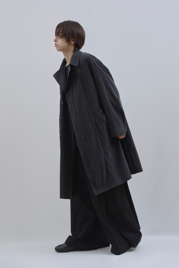 스웨이 워싱 블랙 루즈핏 트렌치코트는 미니멀하고 모던한 스타일을 추구하는 남녀 모두를 위한 아우터입니다. 부드러운 스웨이드 소재와 얇은 두께감으로 봄, 가을 간절기에 착용하기 좋으며, 워싱 가공으로 자연스러운 멋을 더했습니다. 롱 기장의 루즈핏 디자인은 편안한 착용감을 선사하며, 버튼 여밈 방식으로 클래식한 매력을 더했습니다. 출근룩, 데이트룩, 모임룩 등 다양한 TPO에 활용 가능하며, 미니멀, 클래식, 시크한 스타일을 연출하기 좋습니다.
