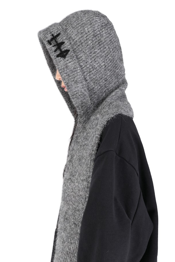 LAD(엘에이디) 울 니트 후드 머플러_그레이는 가을, 겨울철 따뜻함을 책임지는 공용 후드 머플러입니다. 부드러운 촉감의 울 소재로 제작되었으며, 짙은 회색(그레이) 컬러의 무지 디자인으로 어떤 스타일에도 잘 어울립니다. 깊은 모자 깊이와 보온 기능을 갖춰 추운 날씨에도 든든하게 착용할 수 있습니다. 캐주얼, 클래식, 미니멀 스타일의 출근룩, 산책룩에 매치하여 포근하고 세련된 분위기를 연출해보세요. 레이스업 디자인으로 포인트를 더했습니다.
