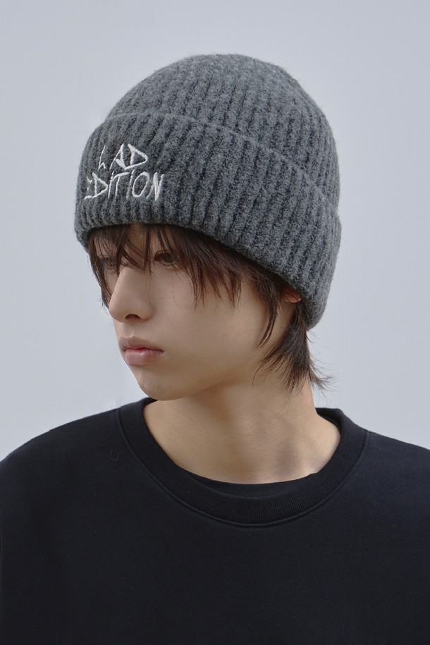 다크 그레이 컬러 바탕에 아이보리 폰트 로고 자수 포인트가 돋보이는 로고 니트 비니입니다. 부드러운 니트 소재로 제작되어 가을, 겨울 시즌 따뜻하고 편안하게 착용할 수 있습니다. 일상복, 출근룩, 모임룩 등 다양한 TPO에 캐주얼, 클래식, 미니멀 스타일로 연출하기 좋습니다. 일반적인 모자 깊이와 두꺼운 두께감으로 보온성을 높였으며, 로고 자수가 디자인의 포인트가 됩니다. 남녀 공용으로 착용 가능하며, 어떤 스타일에도 쉽게 매치할 수 있는 실용적인 아이템입니다.
