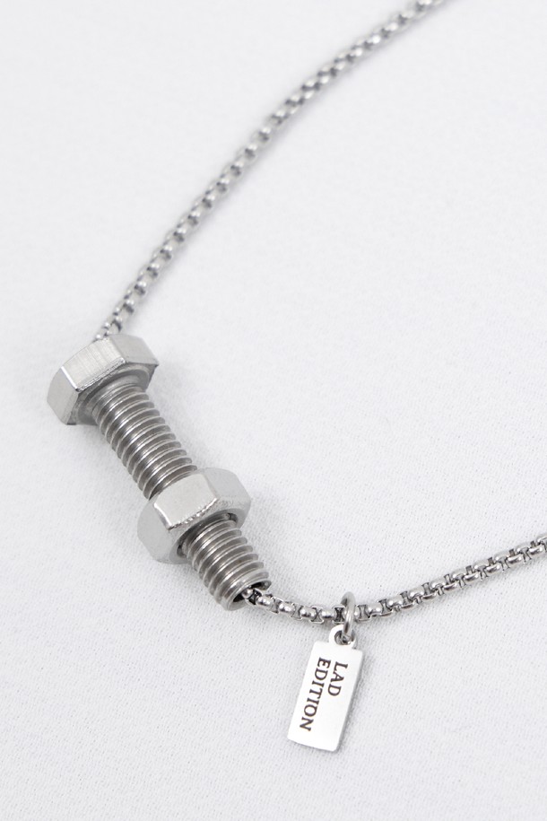 LAD 메탈 볼트 너트 네크리스는 미니멀하고 캐주얼한 스타일을 추구하는 분들을 위한 목걸이입니다. 실버 컬러의 메탈 소재로 제작되었으며, 볼트와 너트 디자인 장식이 특징입니다. 체인 스타일로 제작되어 데일리룩에 포인트 아이템으로 활용하기 좋습니다. 산업적인 감성을 담아 개성 있는 스타일을 연출할 수 있습니다. 남녀 구분 없이 착용 가능한 공용 제품입니다.
