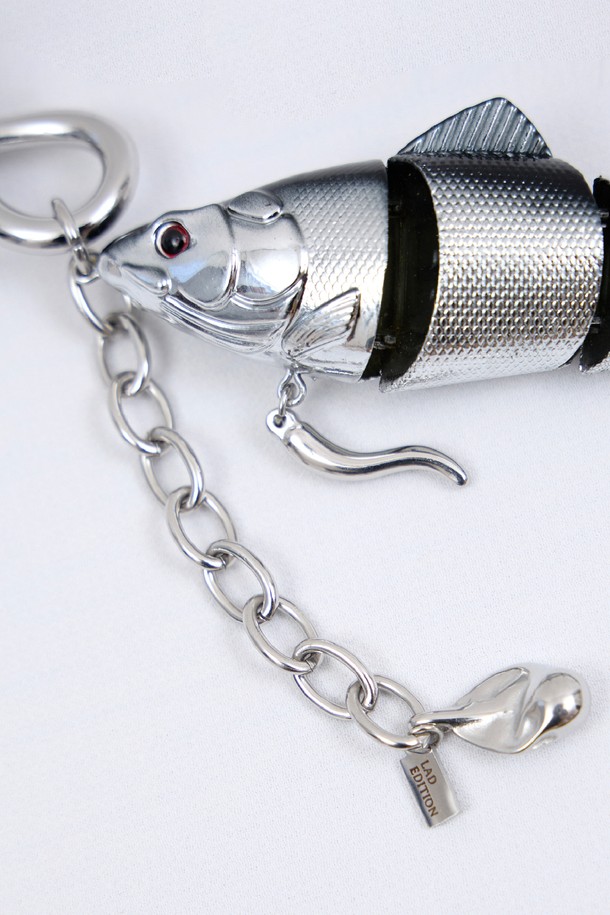 LAD 메탈 루어 피쉬 키링은 낚시 모티프 디자인과 메탈릭한 광택이 돋보이는 열쇠고리입니다. 물고기 모양의 참 장식이 달려 있으며, 캐주얼, 미니멀, 레트로 스타일을 좋아하는 분들께 추천합니다. 여행, 산책, 휴가 등 다양한 TPO에 활용 가능하며, 어떤 룩에도 포인트를 더할 수 있습니다. 실버 컬러의 메탈 소재로 제작되어 튼튼하고 오래 사용할 수 있습니다. 소중한 열쇠를 안전하게 보관하고 개성까지 살릴 수 있는 아이템입니다.
