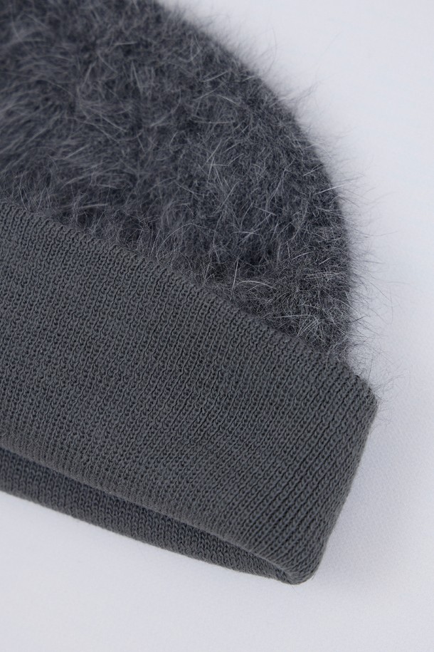 LAD(엘에이디) 앙고라 로고 니트 비니_차콜은 부드러운 촉감과 두꺼운 두께감으로 따뜻함을 선사하는 비니입니다. 앙고라 소재로 제작되어 포근하며, 깊은 모자 깊이로 안정감 있는 착용감을 제공합니다. 차콜 컬러에 로고 디자인이 더해져 캐주얼, 미니멀, 클래식 스타일 모두 소화 가능합니다. 가을, 겨울철 일상에서 스타일리시하게 활용하기 좋은 아이템입니다.
