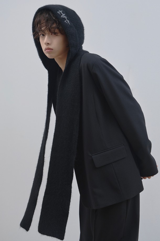 LAD(엘에이디) 울 니트 후드 머플러_블랙은 포근함과 스타일을 동시에 잡을 수 있는 후드 머플러입니다. 부드러운 울 소재와 두꺼운 두께감으로 가을, 겨울철 보온성을 높여주며, 깊은 모자 깊이로 얼굴 전체를 감싸 따뜻하게 유지해줍니다. 무지 디자인에 블랙 컬러로, 미니멀, 클래식, 캐주얼 등 다양한 스타일을 연출할 수 있어 출근룩에도 활용하기 좋습니다. 니트 소재 특유의 따뜻하고 포근한 느낌을 살려 데일리 아이템으로 활용해보세요.