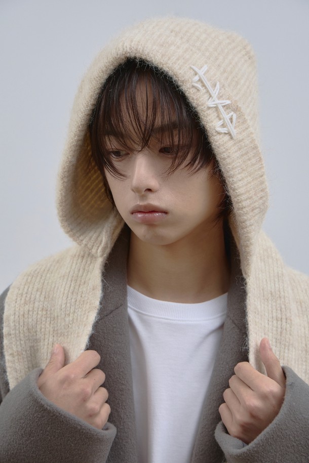 LAD(엘에이디) 울 니트 후드 머플러_아이보리는 캐주얼, 미니멀, 클래식 스타일을 아우르는 공용 후드 머플러입니다. 부드러운 촉감의 울 소재로 제작되어 가을, 겨울철 보온성을 높여주며, 깊은 모자 깊이로 포근함을 더합니다. 무지 디자인과 아이보리 컬러는 어떤 옷에도 잘 어울려 산책룩에 활용하기 좋습니다. 후드 일체형 디자인으로 실용성을 높인 이 머플러는 추운 날씨에도 따뜻하고 스타일리시하게 연출할 수 있습니다.
