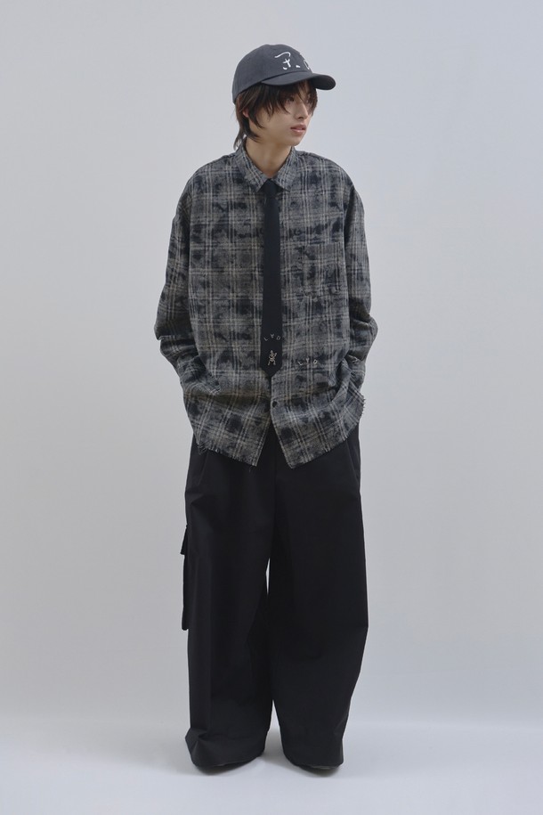 그레이 빈티지 워싱 오버핏 체크 셔츠_블랙은 남성 고객을 위한 캐주얼하고 빈티지한 스타일의 셔츠입니다. 봄, 가을에 입기 좋으며, 부드러운 면 소재로 제작되어 편안한 착용감을 선사합니다. 그레이와 블랙 컬러의 체크 패턴이 돋보이며, 레귤러 기장에 오버핏으로 디자인되어 트렌디한 핏을 연출합니다. 워싱 가공으로 빈티지한 느낌을 더했으며, 카라넥과 긴 소매가 특징입니다. 일상복으로 활용하기 좋은 아이템입니다.
